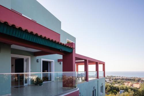 アデリアノス・カンポスにあるVilla Mondo Bluの海の景色を望むバルコニー付きの家