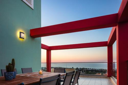 アデリアノス・カンポスにあるVilla Mondo Bluのダイニングルーム(テーブル付)が備わり、海の景色を望めます。