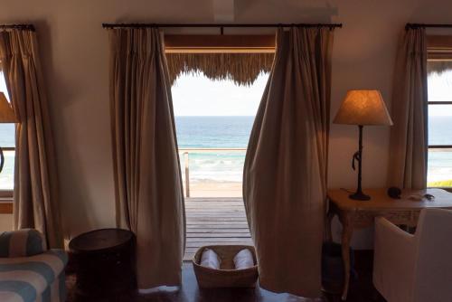 salon z widokiem na ocean w obiekcie Villa Dugongo w mieście Machangulo