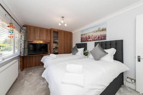 מיטה או מיטות בחדר ב-Greenfield's Halkingcroft Home - Modern 3-bedroom house in Langley, SL3 7BB