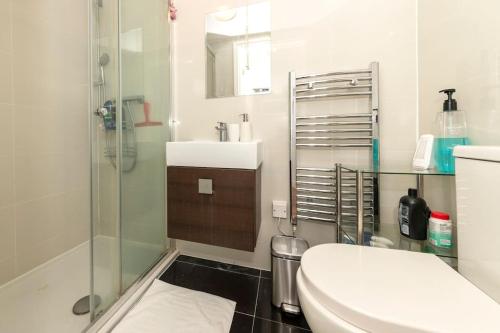 A bathroom at Greenfield's Halkingcroft Home - Modern 3-bedroom house in Langley, SL3 7BB