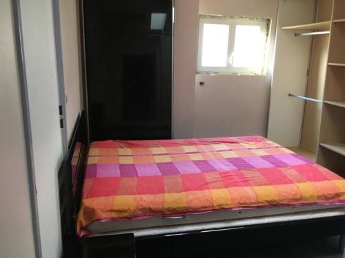 Een bed of bedden in een kamer bij Logement XXL tout près de Paris