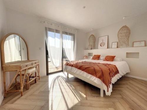 a bedroom with a bed and a desk and a window at Well’Home Bali - Superbe villa au Nord de Toulouse in Mirepoix-sur-Tarn