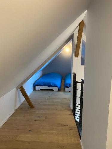 a hallway with two beds in a room with stairs at L’atelier, appartement lumineux et cosy in Ploërmel