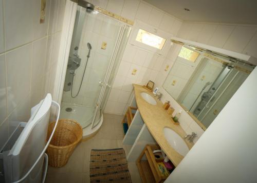 W łazience znajduje się umywalka, prysznic i toaleta. w obiekcie La Perle Bleue des Moulins - Piscine chauffée w mieście Martigues