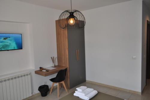 BaCar b&b في Quattromiglio: غرفة بها مكتب وكرسي ومصباح