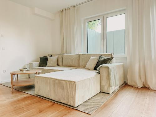 - un salon avec un canapé et une table dans l'établissement MELLoWY 10 Min bis zur Messe KA, à Rheinstetten