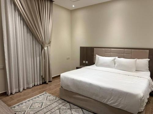 En eller flere senger på et rom på Nuzul-R151 Elegant apartment