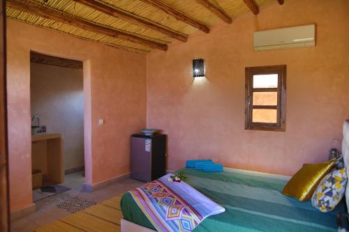 sypialnia z łóżkiem i umywalką w pokoju w obiekcie Dar Koujane dôme w Marakeszu