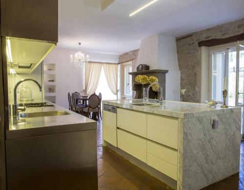 A kitchen or kitchenette at Villa San Marco - Homelike Villas
