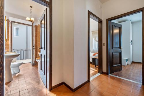 - un couloir avec des portes menant à une salle de bains dans l'établissement Casa Non Ti Scordar di Me, 