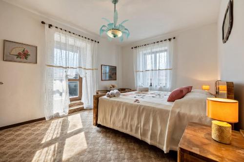 - une chambre avec un grand lit et un lustre dans l'établissement Casa Non Ti Scordar di Me, 