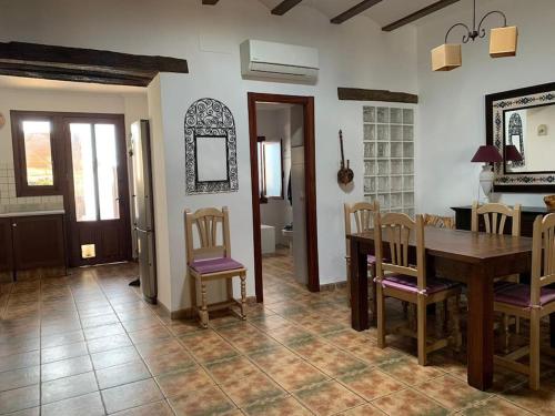 cocina y comedor con mesa y sillas en Entre montañas y mar, Casa Quim Montesa, 