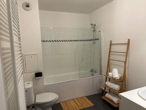 y baño con ducha, aseo y lavamanos. en Appartement neuf, tout équipé ! en Eaubonne