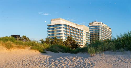 シフィノウイシチェにあるRadisson Blu Resort Swinoujscieの砂浜の隣の海辺の建物