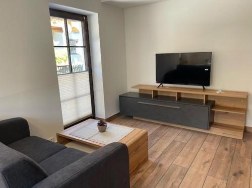 Una televisión o centro de entretenimiento en Haus-Ennstal