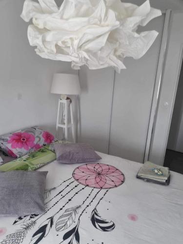 sypialnia z łóżkiem i białym sufitem w obiekcie Chez moi à côté du Groupama stadium w mieście Décines-Charpieu