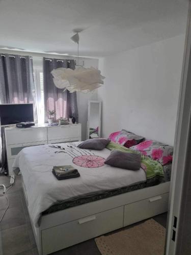 - une chambre avec un lit et une couette dans l'établissement Chez moi à côté du Groupama stadium, à Décines-Charpieu