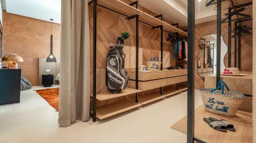 einen begehbaren Kleiderschrank mit Holzwänden und Regalen in der Unterkunft Villa M golf Amelkis à proximité in Marrakesch