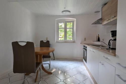 cocina con mesa de madera y ventana en Charmante Dachgeschosswohnung, 