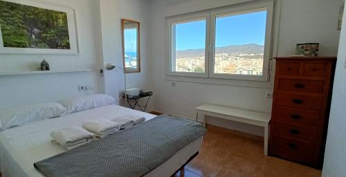 1 dormitorio con 1 cama, vestidor y 2 ventanas en Mirador de Málaga, en Málaga