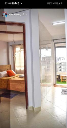 ein Schlafzimmer mit einem Bett und einem Spiegel in einem Zimmer in der Unterkunft One Bedroom in Thika Town31 in Thika