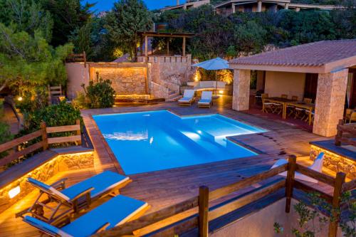 een zwembad in de achtertuin met een terras en een zwembad bij Costa Paradiso Resort in Costa Paradiso