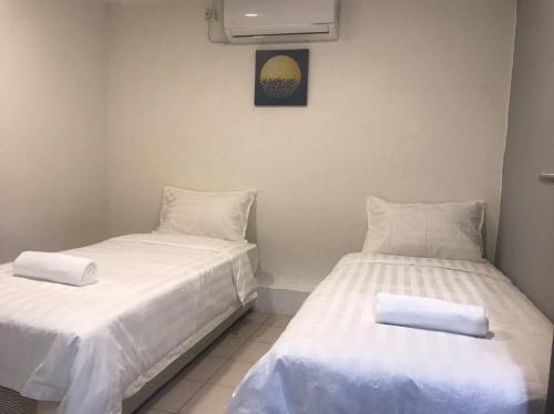 سرير أو أسرّة في غرفة في Hotel Seroja