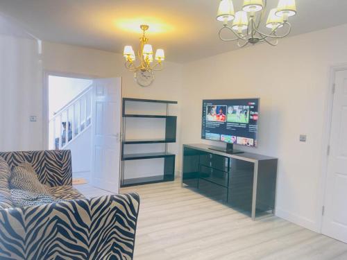 7 Bedroom House, 3 baths, 3 Lounge, 3 parking in Romford
