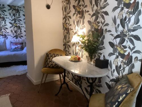 a room with a table and chairs and a bed at Phèdre en Saône in Genouilleux
