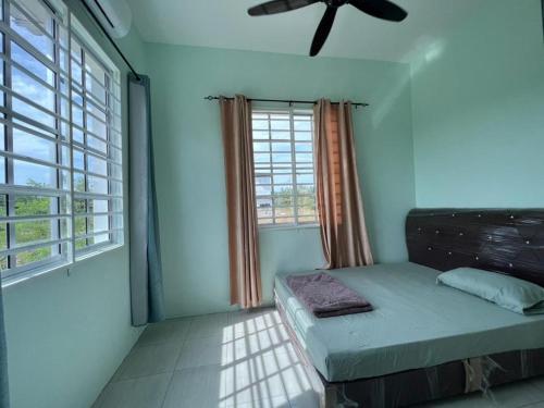 Giường trong phòng chung tại SP 1 Homestay Kuranji Kota Marudu Sabah
