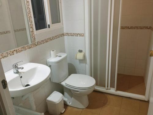 uma casa de banho com um WC, um lavatório e um chuveiro em Casa Duque em Prado del Rey