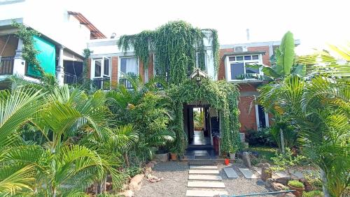 une maison avec un chemin menant à la porte d'entrée dans l'établissement Wow Farm House, à Auroville