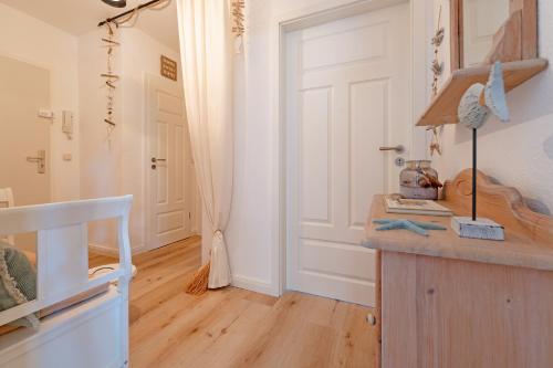 Zimmer mit weißer Tür und Holzboden in der Unterkunft Zaubermuschel in Timmendorfer Strand