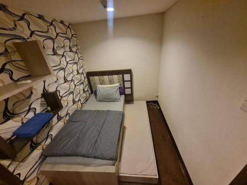 Tempat tidur dalam kamar di 2BR El Royale Apartement Braga