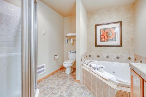 un bagno con vasca e WC di Icicle Village Resort 401 & 402: Ponderosa Hideaway a Leavenworth