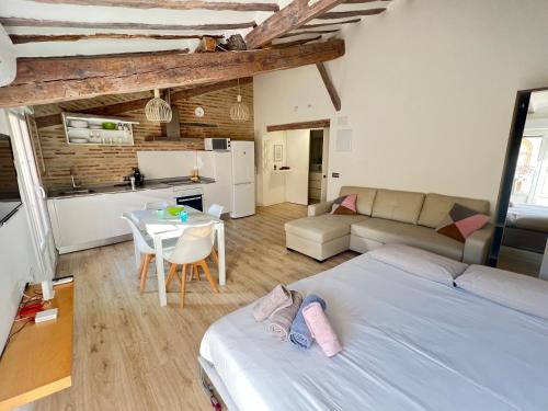 a bedroom with a bed and a table and a kitchen at APARTANENTO LOFT LAUREL coqueto con Wifi y aire in Logroño