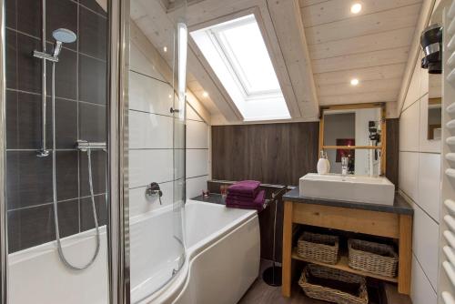 een badkamer met een douche, een bad en een wastafel bij Ferienwohnung Kupfer in Sonthofen