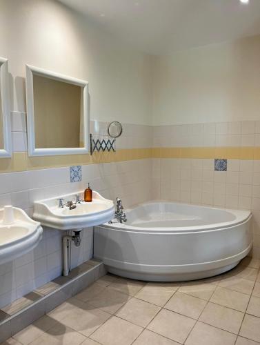 une salle de bain avec une baignoire et un lavabo dans l'établissement La côte des Blancs - Domaine viticole & maison d'hôtes, à Vinzelles