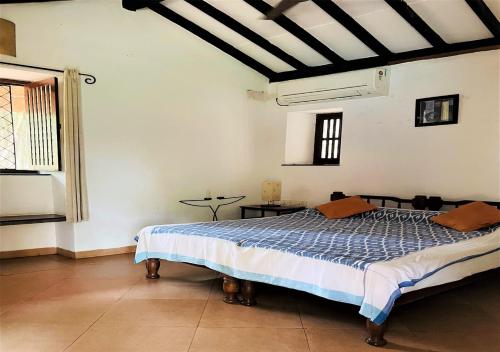 a bedroom with a large bed in a room at Granpa's Inn Hotel Bougainvillea in Anjuna