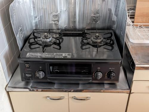 um forno com placa de fogão sentado dentro de uma cozinha em marugame stop - Vacation STAY 50031v em Marugame