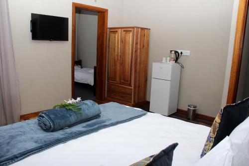 a bedroom with a bed with a pillow on it at Fairy Knowe Hotel in Wilderness