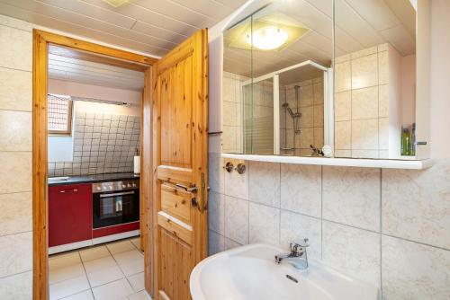 a bathroom with a sink and a mirror at Ferienwohnung Blaues Haus in Ubstadt-Weiher