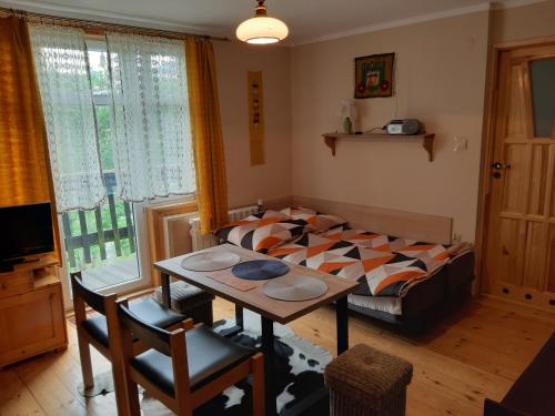 ピブニチュナ・ズドルイにあるWilla Marylkaのベッドルーム1室(ベッド1台、テーブル、椅子付)