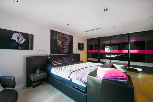 ein Schlafzimmer mit einem Bett und einem Schreibtisch. in der Unterkunft Le Loft Oasis Prestige - Piscine et jacuzzi in Pringy