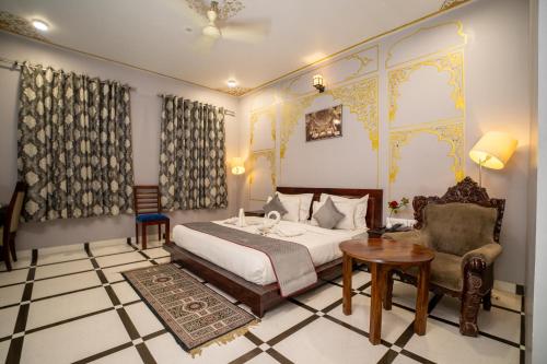 1 dormitorio con 1 cama, 1 silla y 1 mesa en Laxmi Niwas, en Jaipur