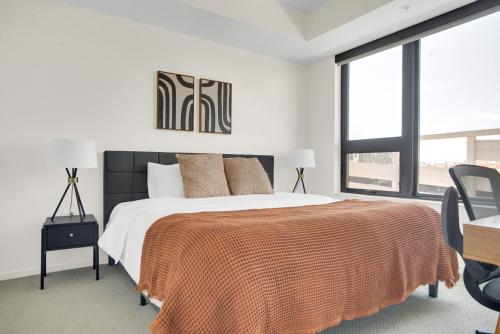 Ένα ή περισσότερα κρεβάτια σε δωμάτιο στο Congress Park 1BR w Gym Pool nr shops dining DEN-193