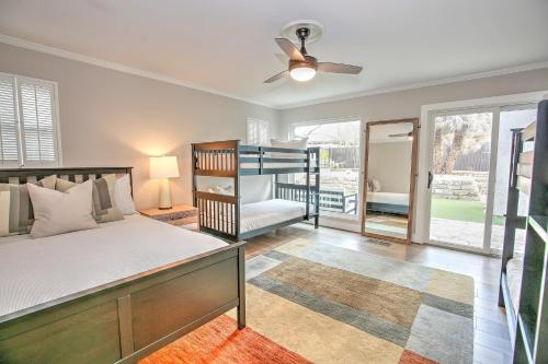 um quarto com uma cama e uma ventoinha de tecto em Luxury Spanish Style Home Walking Steps to HSB Resort em Horseshoe Bay