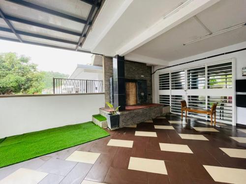 Cette chambre dispose d'un balcon avec de l'herbe verte. dans l'établissement FREE Wi-fi 100mbps I Emerald Cove Rawang, à Rawang