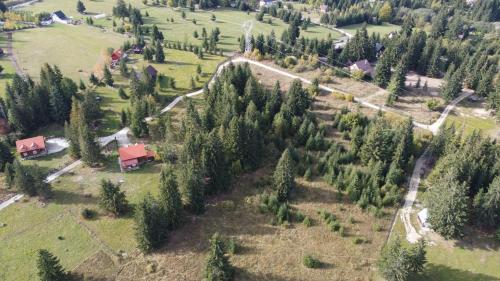 an aerial view of a farm with a house and trees at Cabana Katica 2 vendégház in Borzont